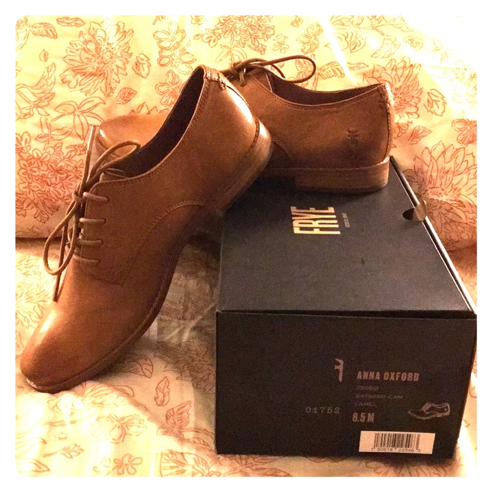 Frye Anna Oxford in Camel